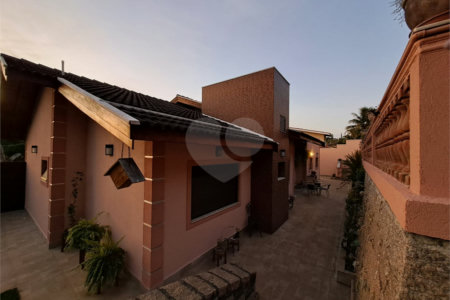 Casa à venda com 3 quartos, sendo 1 suíte, no condomínio Estância Marambaia, Vinhedo - SP