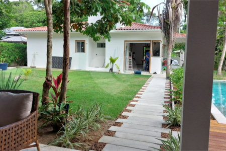Casa à venda com 2 quartos, sendo 1 suíte, no Centro, Santa Cruz Cabrália, BA