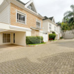 Casa à venda com 4 quartos, sendo 2 suítes, no condomínio Bristol Village, São Paulo - SP