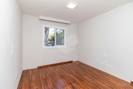 Casa à venda com 4 quartos, sendo 3 suítes, no condomínio Village Place, São Paulo - SP