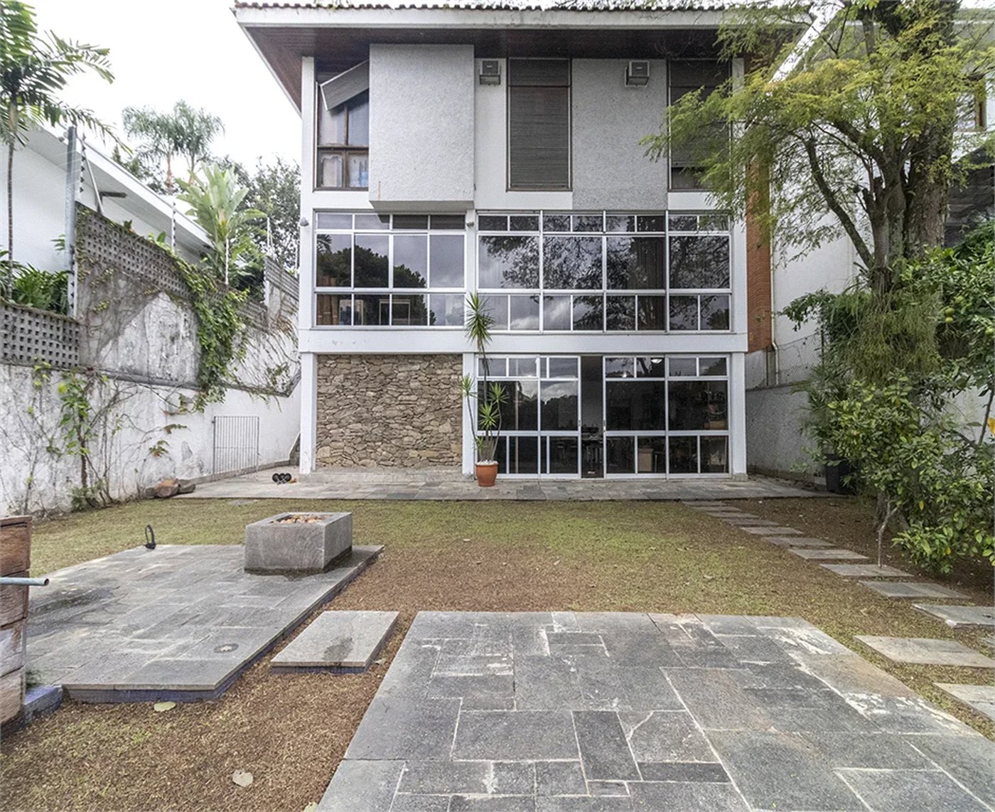 Casa à venda com 3 quartos, sendo 2 suítes,  em Alto de Pinheiros, São Paulo, SP