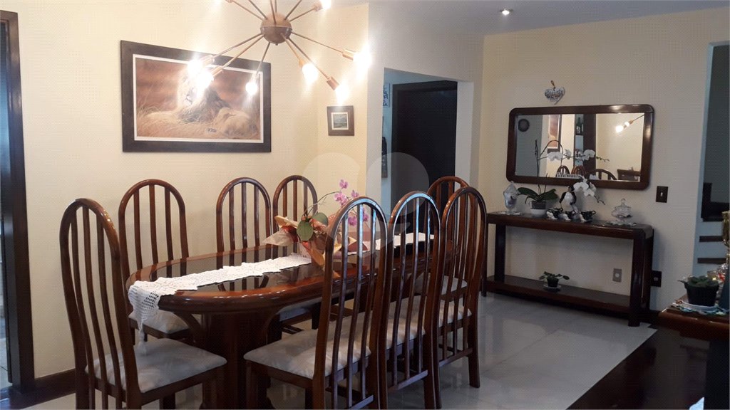 Casa à venda com 5 quartos, sendo 3 suítes,  em Vila Oliveira, Mogi das Cruzes, SP
