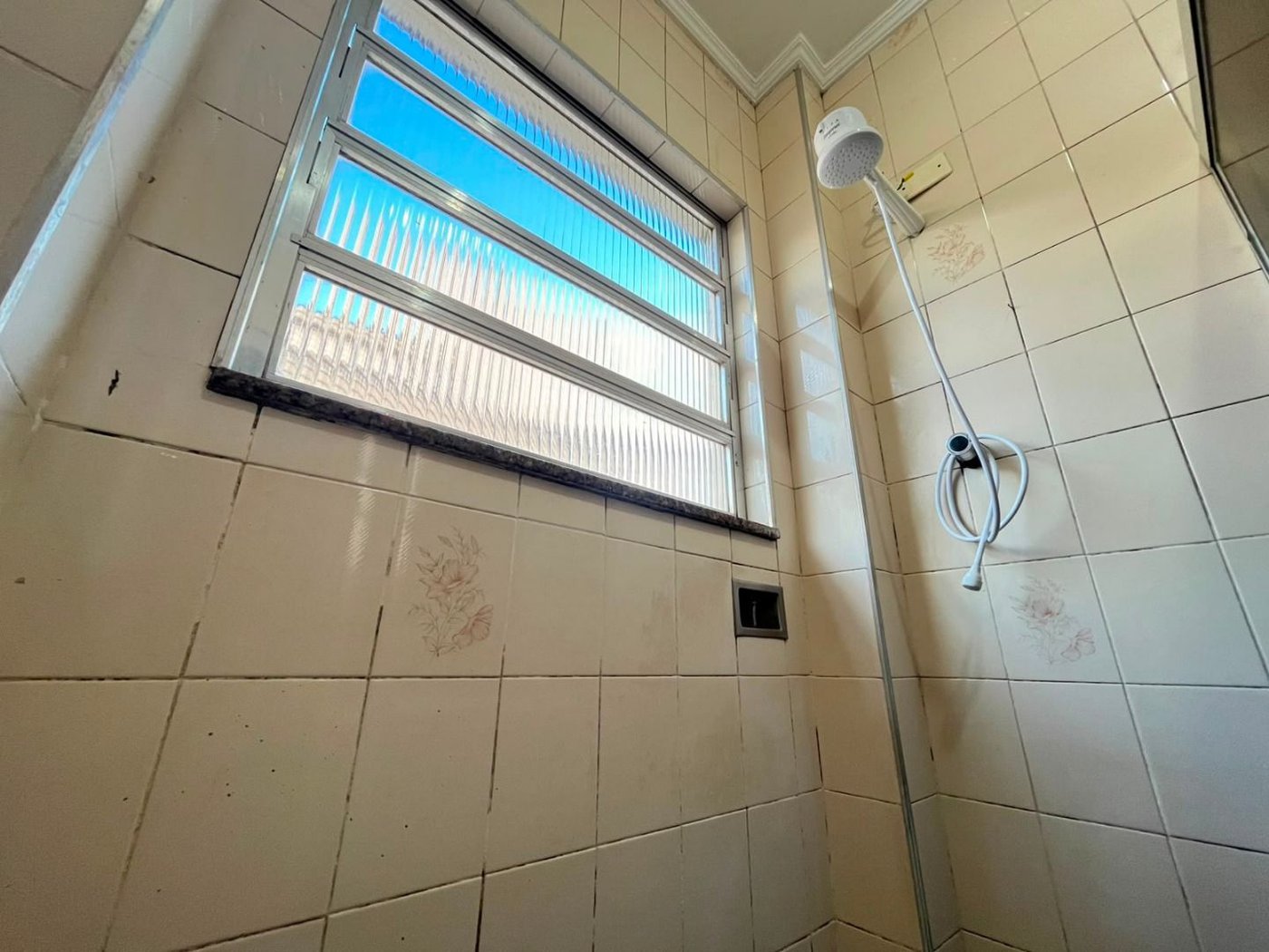 Apartamento na Quadra da Praia na Ponta da Praia – Andar Alto | Excelente Oportunidade em Santos!