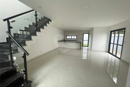 Sobrado à venda com 3 quartos, sendo 1 suíte, em Villa Di Cesar, Mogi das Cruzes, SP