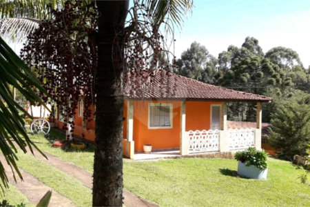 Chácara à venda com 8 quartos, sendo 3 suítes, no Centro, Toledo, MG