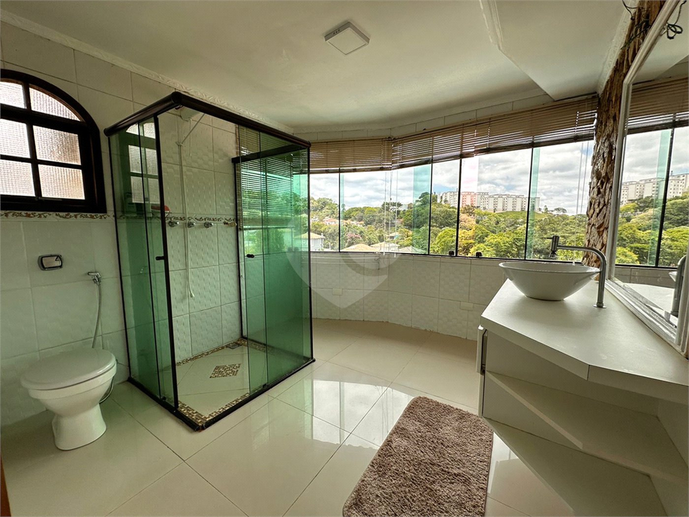 Casa à venda com 5 quartos, sendo 3 suítes, no condomínio Jd Itatinga, São Paulo - SP