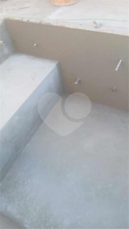 Casa à venda com 3 quartos, sendo 1 suíte,  no condomínio Residencial Club Entresseras, Santa Isabel - SP