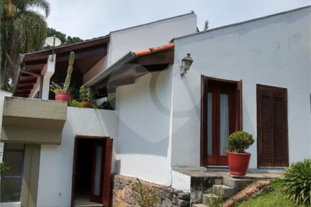 Casa à venda, 742 m², com piscina, 5 suítes, em Embu das Artes