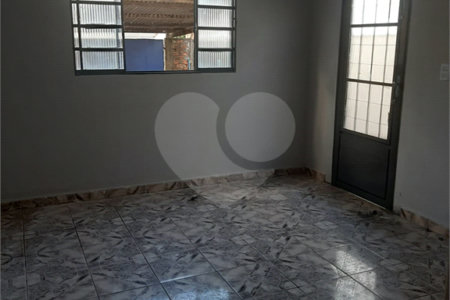 Casa térrea com 2 dormitórios.
