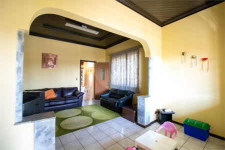 Sobrado à venda com 5 quartos, sendo 3 suítes, no Centro, São Roque, SP