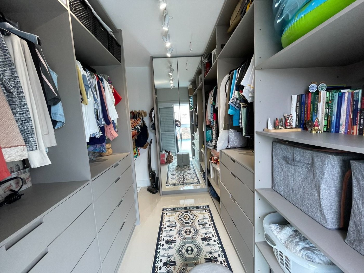 Apartamento 1 suíte com closet, 1 vaga demarcada, Embaré, Santos