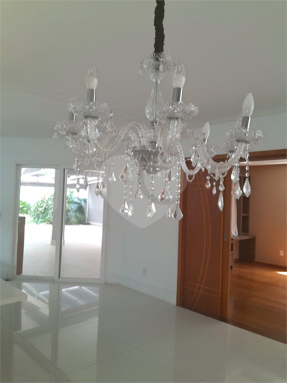 Casa à venda ou para alugar com 4 suítes em Chácaras São Carlos, Cotia, SP