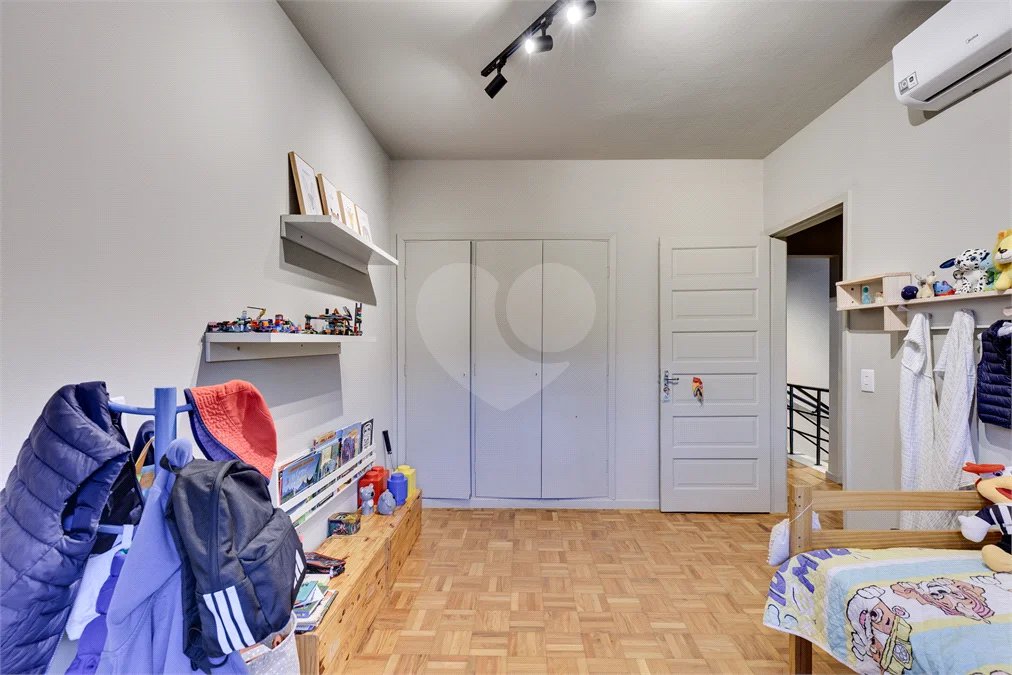 Casa de Vila à venda com 5 quartos, sendo 3 suítes, em Jardim Hípico, São Paulo, SP