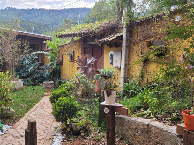 Sobrado à venda com 4 quartos, sendo 2 suítes,  no Centro, Mairiporã, SP
