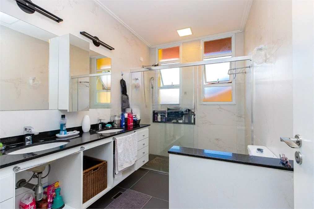 Sobrado à venda com 4 quartos, sendo 2 suítes, em Vila Madalena, São Paulo, SP