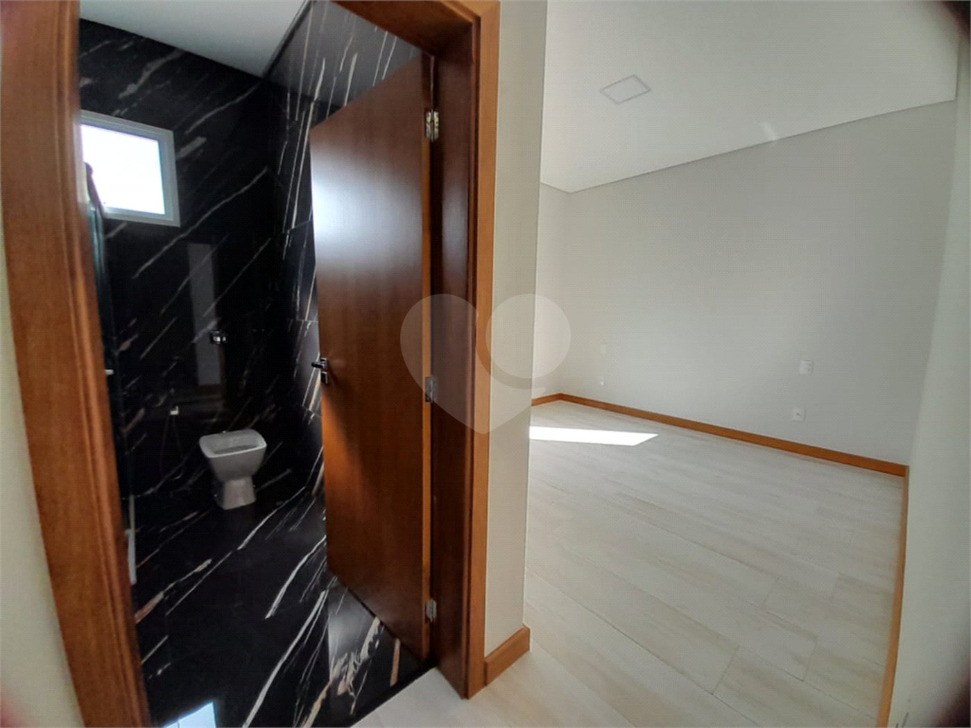 Belíssima Casa à Venda no Condomínio Damha IV