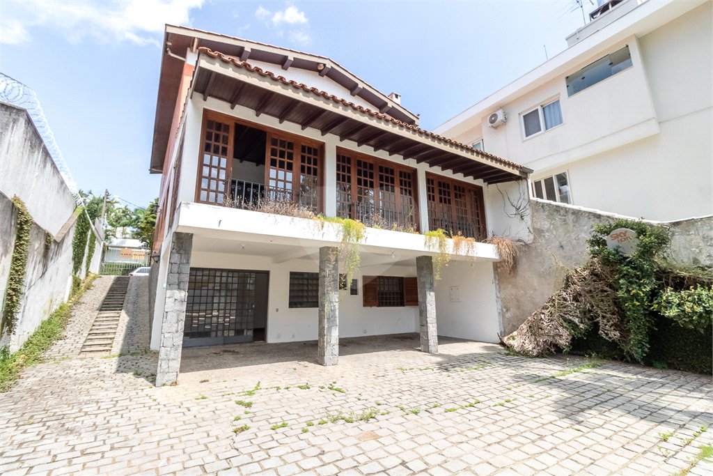 Sobrado à venda com 5 quartos, sendo 3 suítes, em Alto da Boa Vista, São Paulo, SP