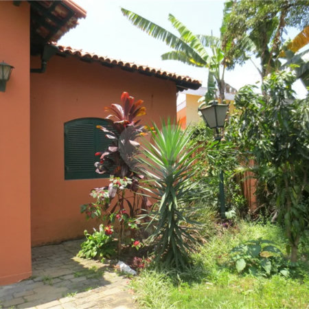 Casa no Pacaembu com ótima distribuição e amplo quintal em terreno em declive