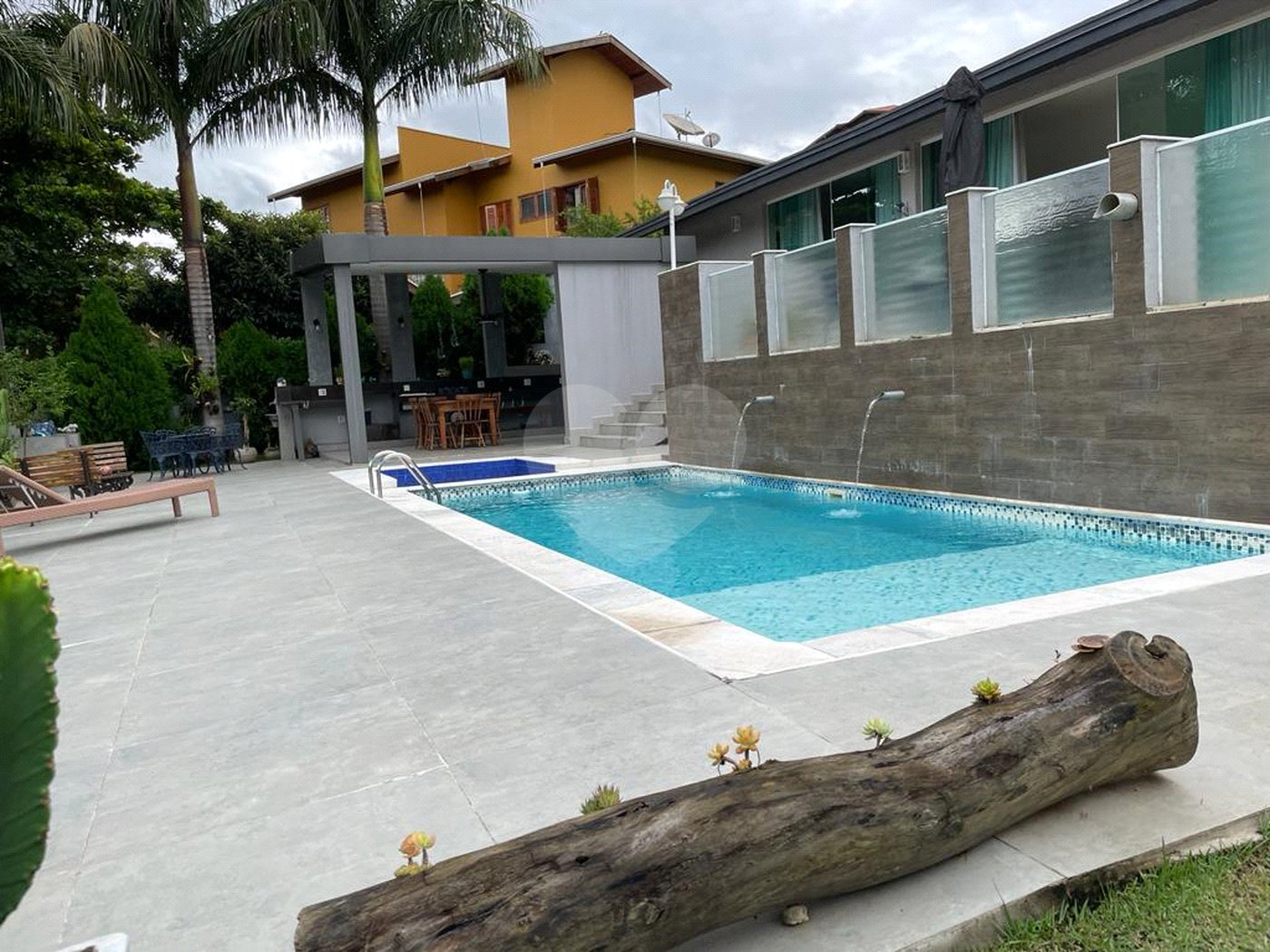 Casa à venda com 4 quartos, sendo 3 suítes, no condomínio Vila Hípica I, Vinhedo - SP