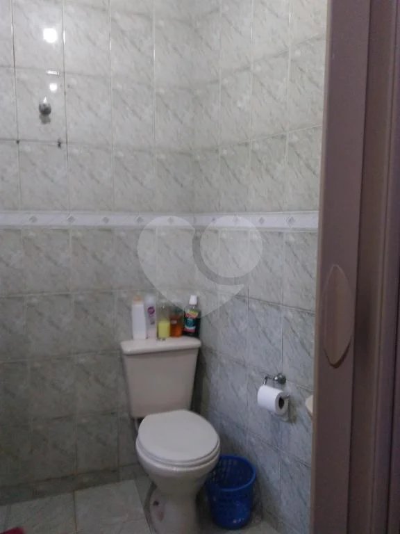 3 dormitórios, 2 suítes, banheiro, sala, cozinha ampla e 2 vagas de garagem