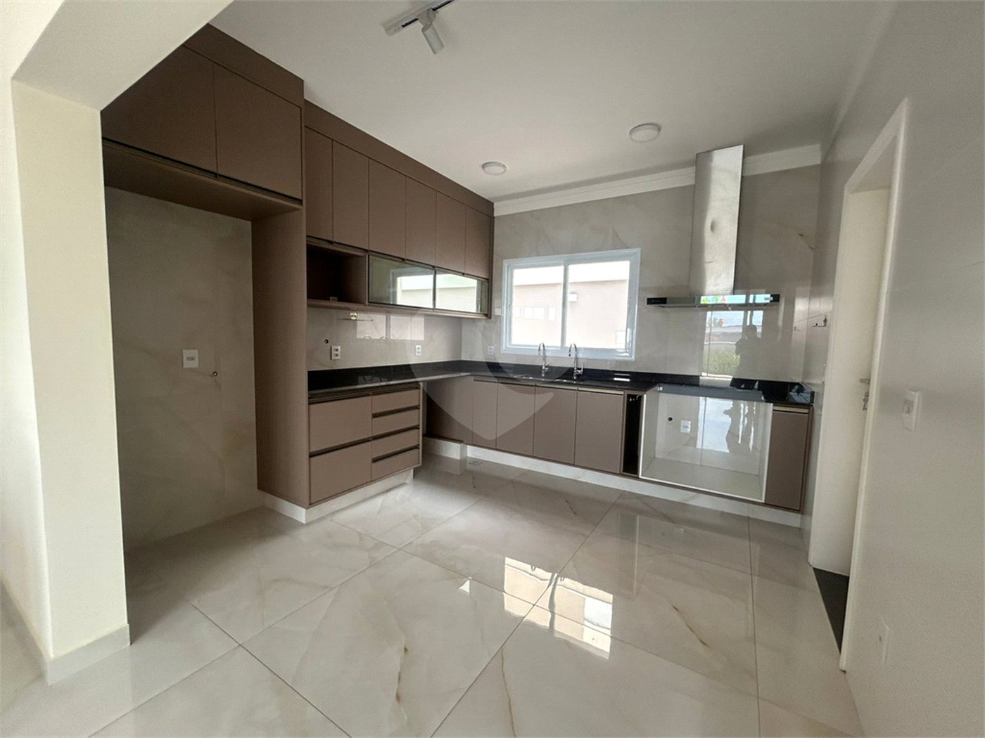 Casa à venda com 4 suítes no condomínio Chácara Ondina, Sorocaba - SP