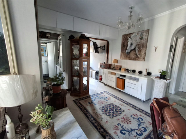 Apartamento à venda com 2 quartos, sendo 1 suíte,  em Moema, São Paulo, SP