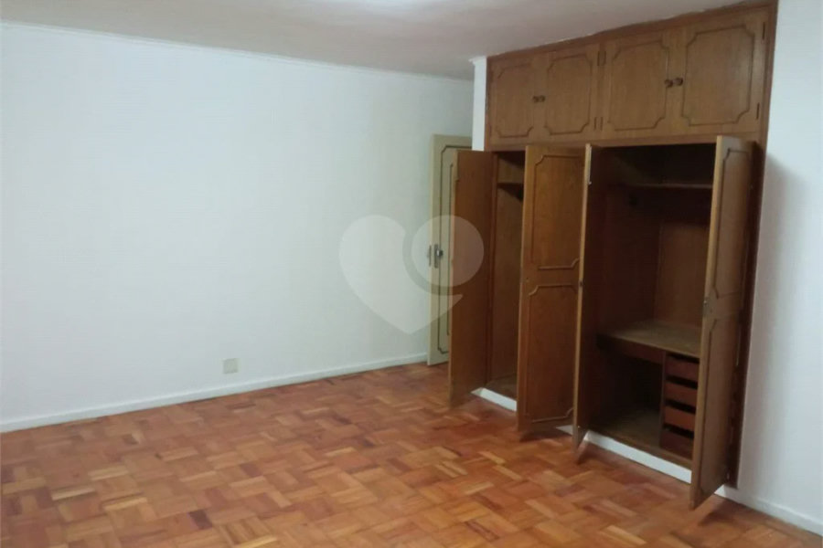 Excelente Sobrado com 04 suítes. Venha fazer uma visita.