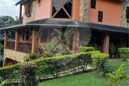 Casa à venda com 4 quartos, sendo 2 suítes, no condomínio Aruã Eco Park, Mogi das Cruzes - SP