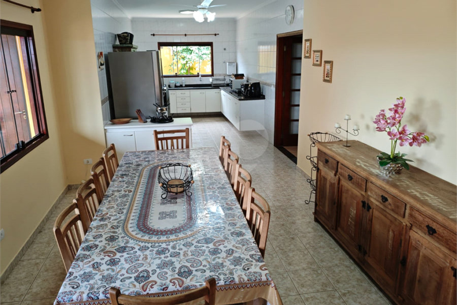 Casa à venda com 4 quartos, sendo 2 suítes,  em Country Residencial Felix, Bom Jesus dos Perdões, SP
