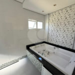 Casa alto padrão condomínio fechado em Atibaia com 4 suítes e ampla área de lazer, espaço gourmet, piscina, 6 vagas garagem