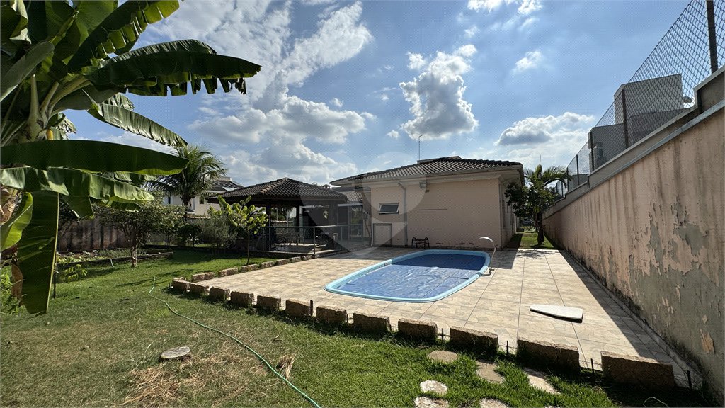 Casa à venda com 4 quartos, sendo 3 suítes, no condomínio Terras de Mont Serrat, Salto - SP