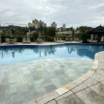 Apartamento de 155 m² com 4 dormitórios, varanda e 2 vagas de garagem. Condomínio com piscinas adulto, infantil e aquecida, lazer e portaria 24 horas.