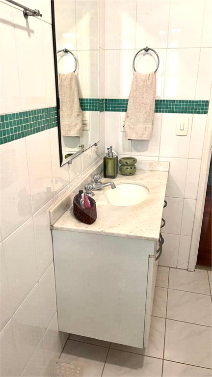 Apartamento na Vila Mariana de 200m2 com 4 dorms, 5 banheiros, 3 suítes, 4 vagas. Estuda permuta.