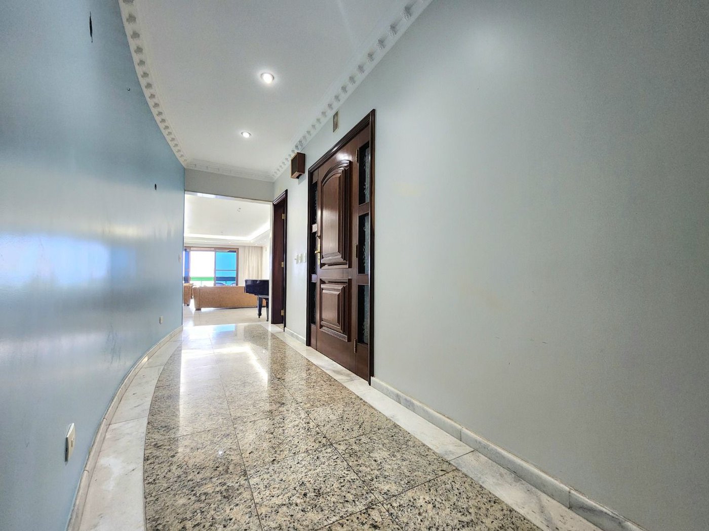 Apartamento Alto Padrão Frente Mar com 4 Dormitórios, 3 Suítes e 3 Vagas na Orla de Santos