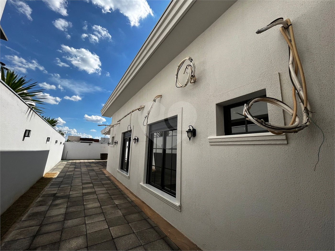 Casa à venda com 4 quartos, sendo 2 suítes,  no condomínio Florais Itália, Cuiabá - MT