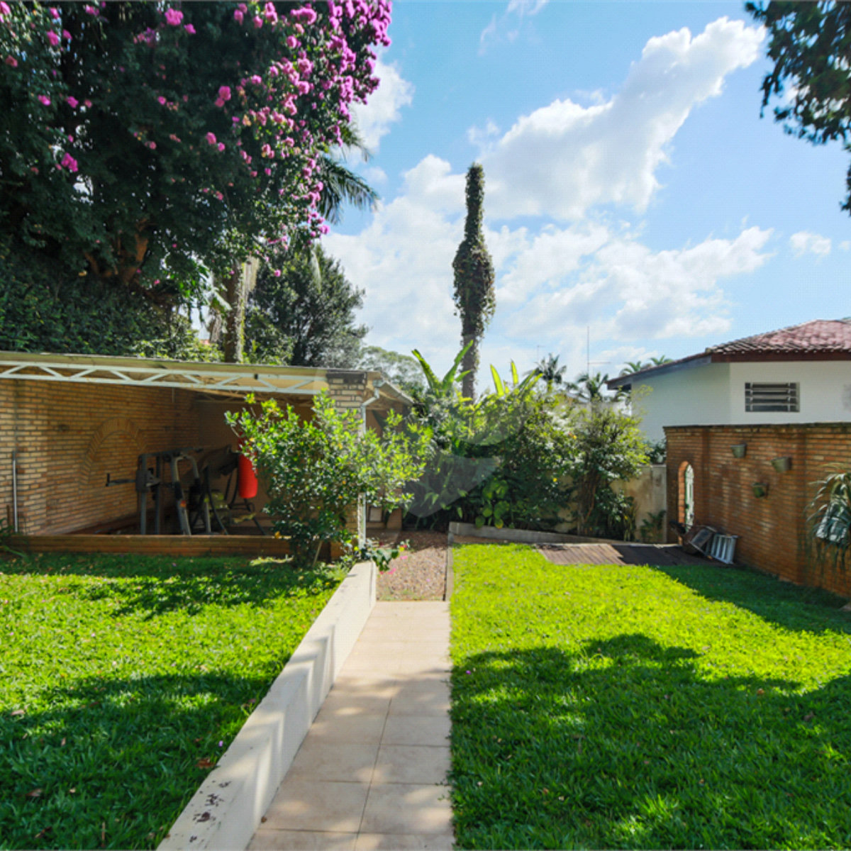 Casa à venda com 4 quartos, sendo 1 suíte,  em Interlagos, São Paulo, SP