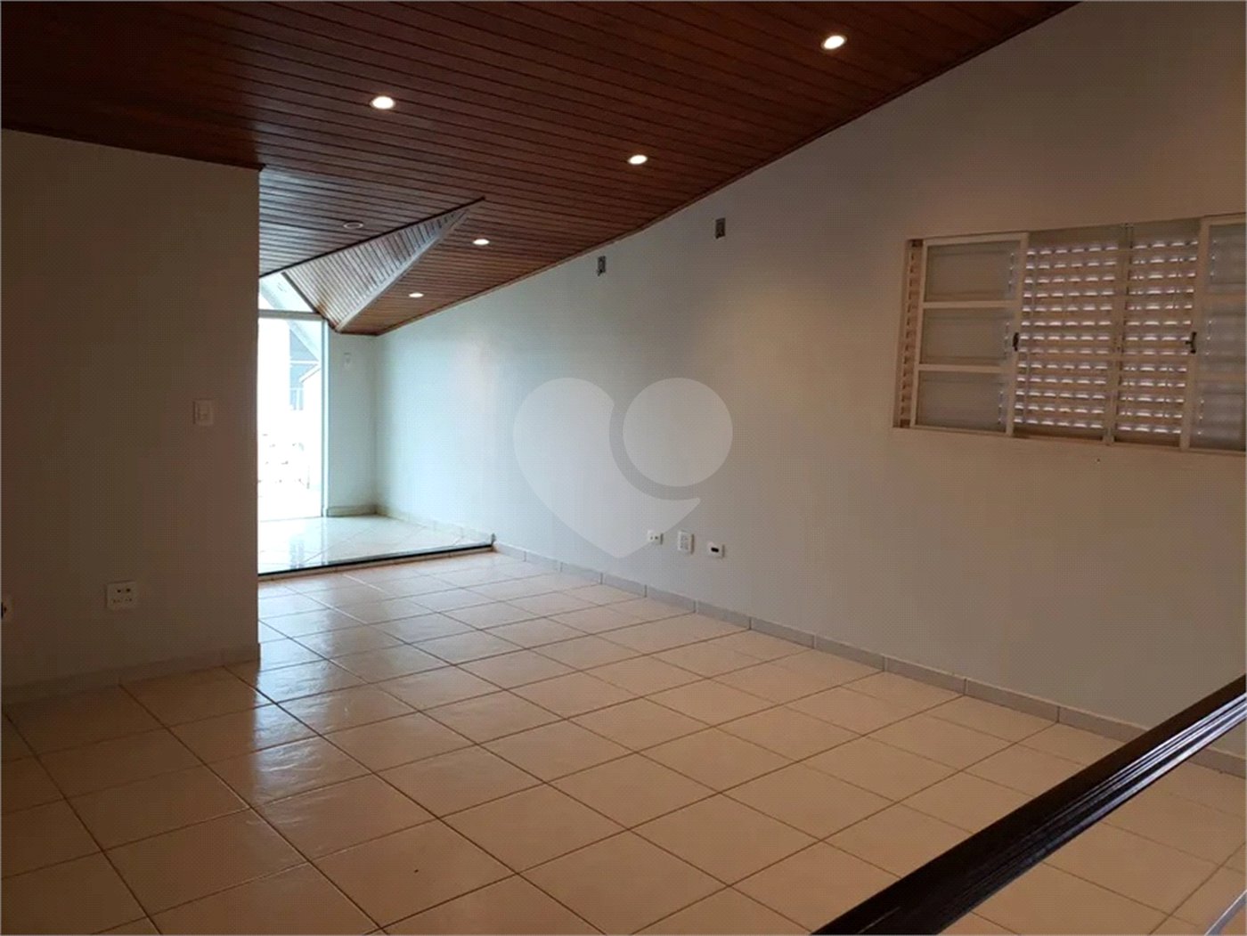 Casa à venda com 4 quartos, sendo 3 suítes, no condomínio Vila Inglesa, Sorocaba - SP