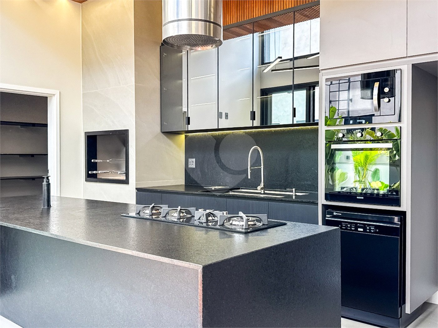 Casa à venda com 3 suítes no condomínio Villa dos Pinheiros, Indaiatuba - SP