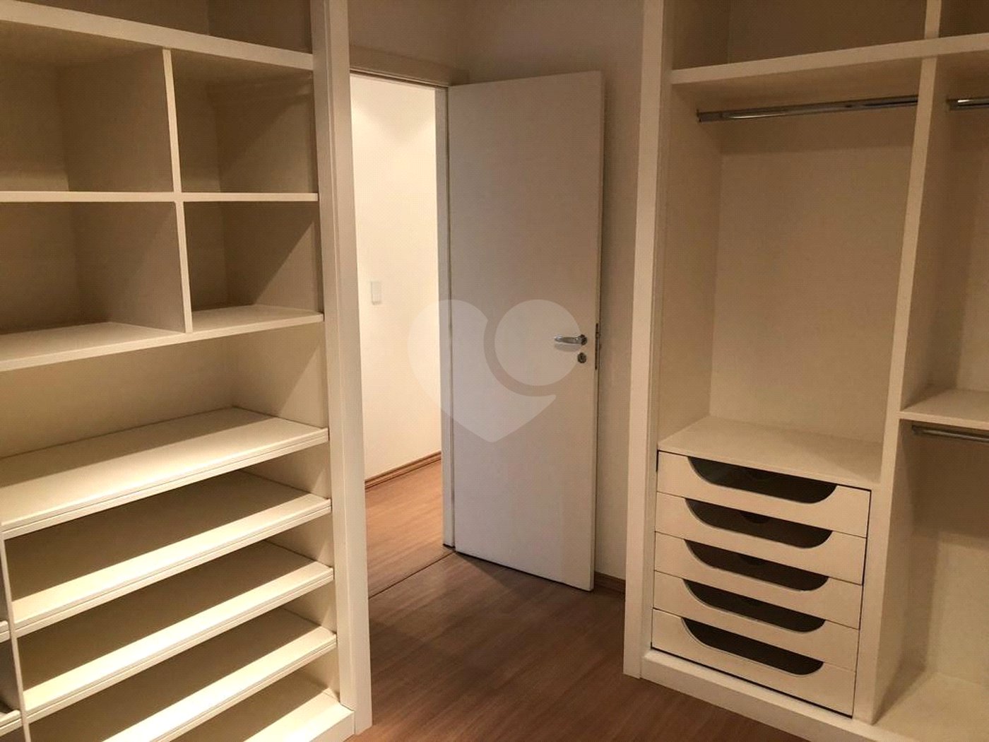 Apartamento à venda com 3 quartos, sendo 2 suítes,  em Paraíso do Morumbi, São Paulo, SP