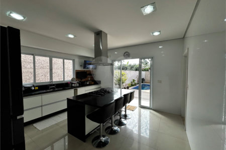 Casa à venda com 4 quartos, sendo 3 suítes,  em Vila Oliveira, Mogi das Cruzes, SP