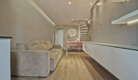 Linda cobertura Duplex om 3 dormitórios, sendo uma suíte com armários e ar condicionado e 2 vagas .