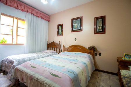 Sobrado à venda com 5 quartos, sendo 1 suíte,  em Jardim Villaça, São Roque, SP