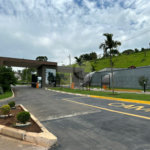 Terreno em condomínio fechado com 1.086 metros, pronto para construir, ampla área de lazer, aceita financiamento
