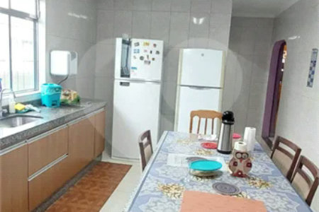 Sobrado espaçoso em São Miguel Paulista com 5 dormitórios e 5 vagas.