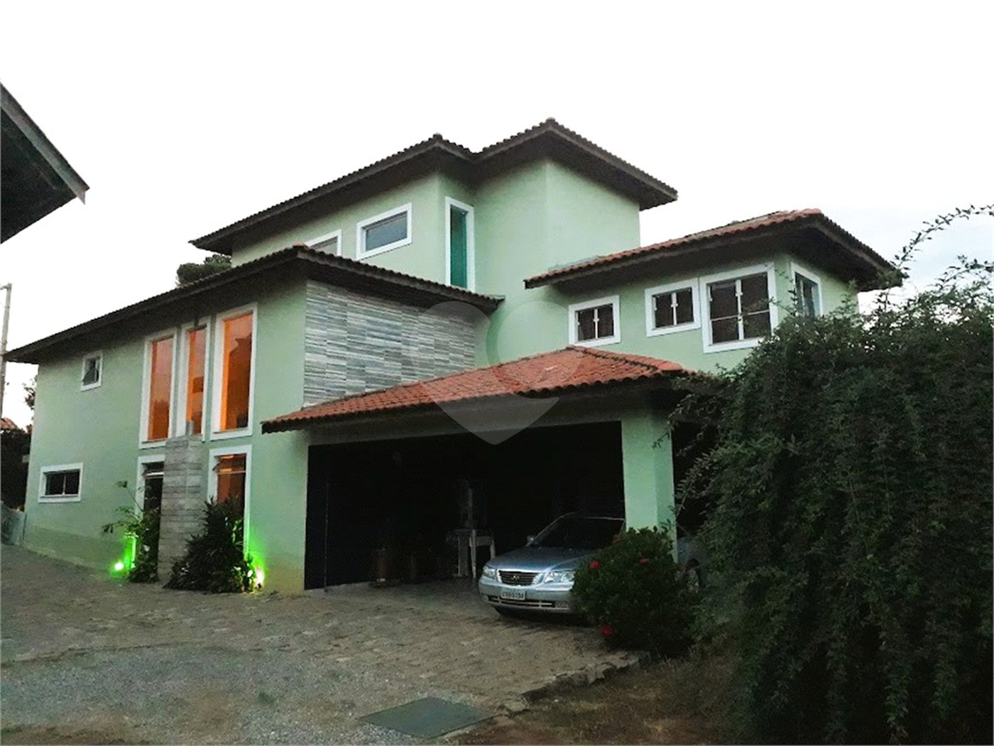 Sobrado à venda com 5 quartos, sendo 3 suítes, em Campos de Atibaia, Atibaia, SP