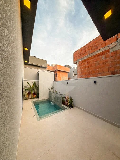 Indaiatuba - Condominio Sapezal - R$ 2.400.000,00 - Área Total 360,00 m² - Área Construída 213,32 m² - TÉRREA - 03 suítes sendo a master com closet; - Escritório; Lavabo; Cozinha com cooktop e planejados; Gourmet com churrasqueira; Ambientes preparados para ar condicionado; Piscina com cascata,