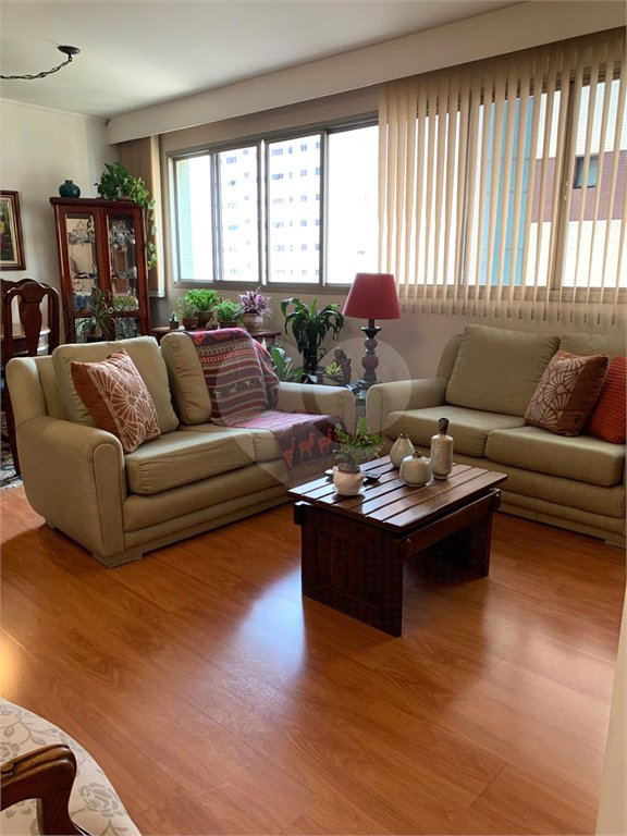 EXCELENTE APARTAMENTO 3DRMS 1STE - AREJADO E ILUMINADO NATURALMENTE