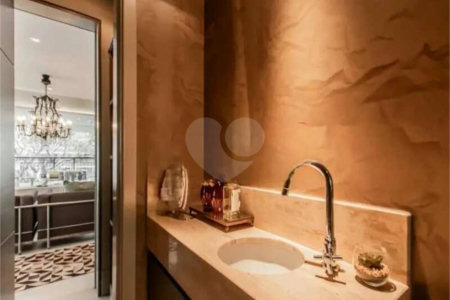 Apartamento de 306m² na melhor região de Moema, 3 suítes, 5 vagas, varanda gourmet, depósito, fora de rota