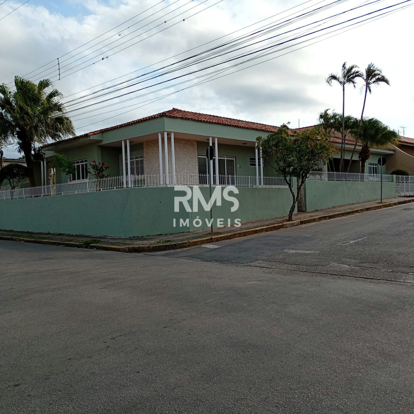 Casa à venda ou para alugar com 3 quartos, sendo 1 suíte,  no Centro, Angatuba, SP