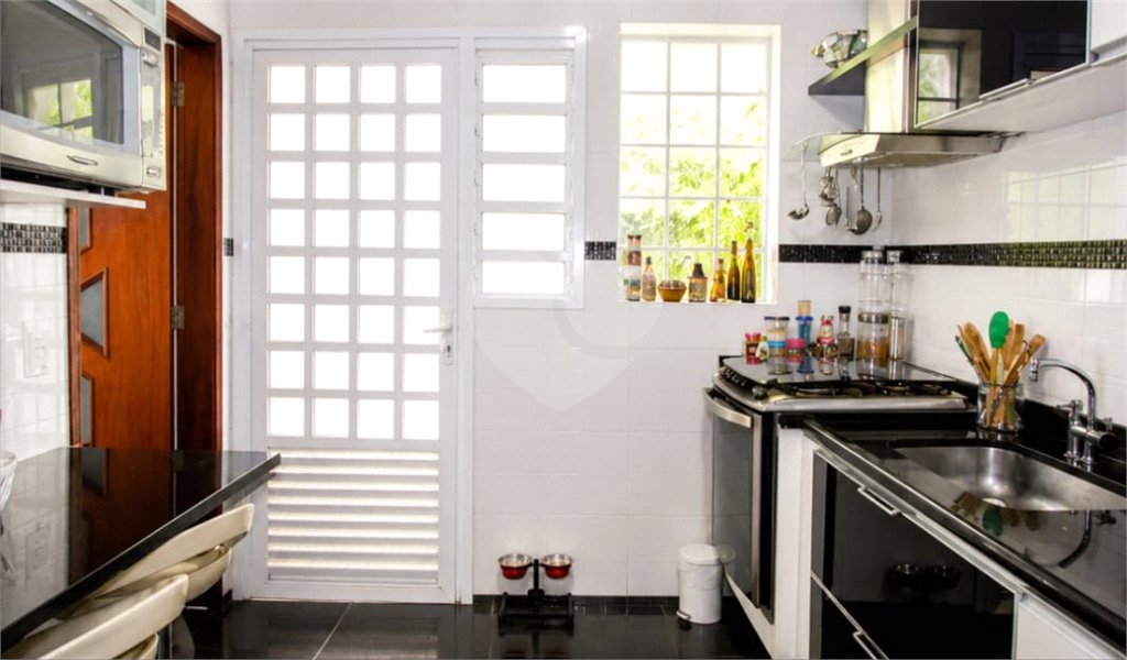 Casa à venda com 3 quartos, sendo 1 suíte, no condomínio Morada do Horto, São Paulo - SP